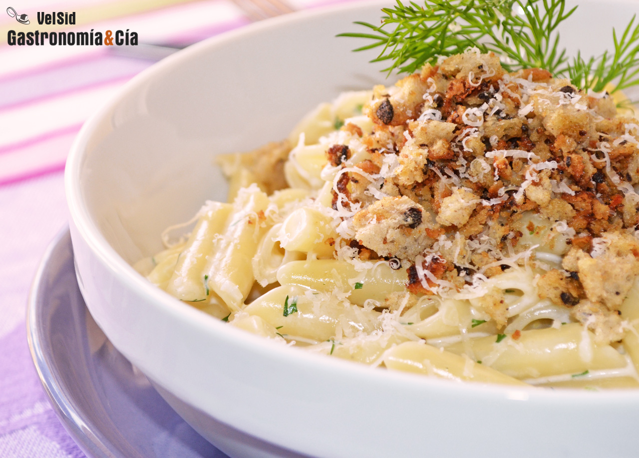 Macarrones con eneldo y migas de aceitunas