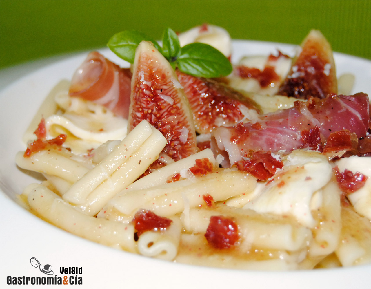 Macarrones con higos, jamón y vinagreta de miel 