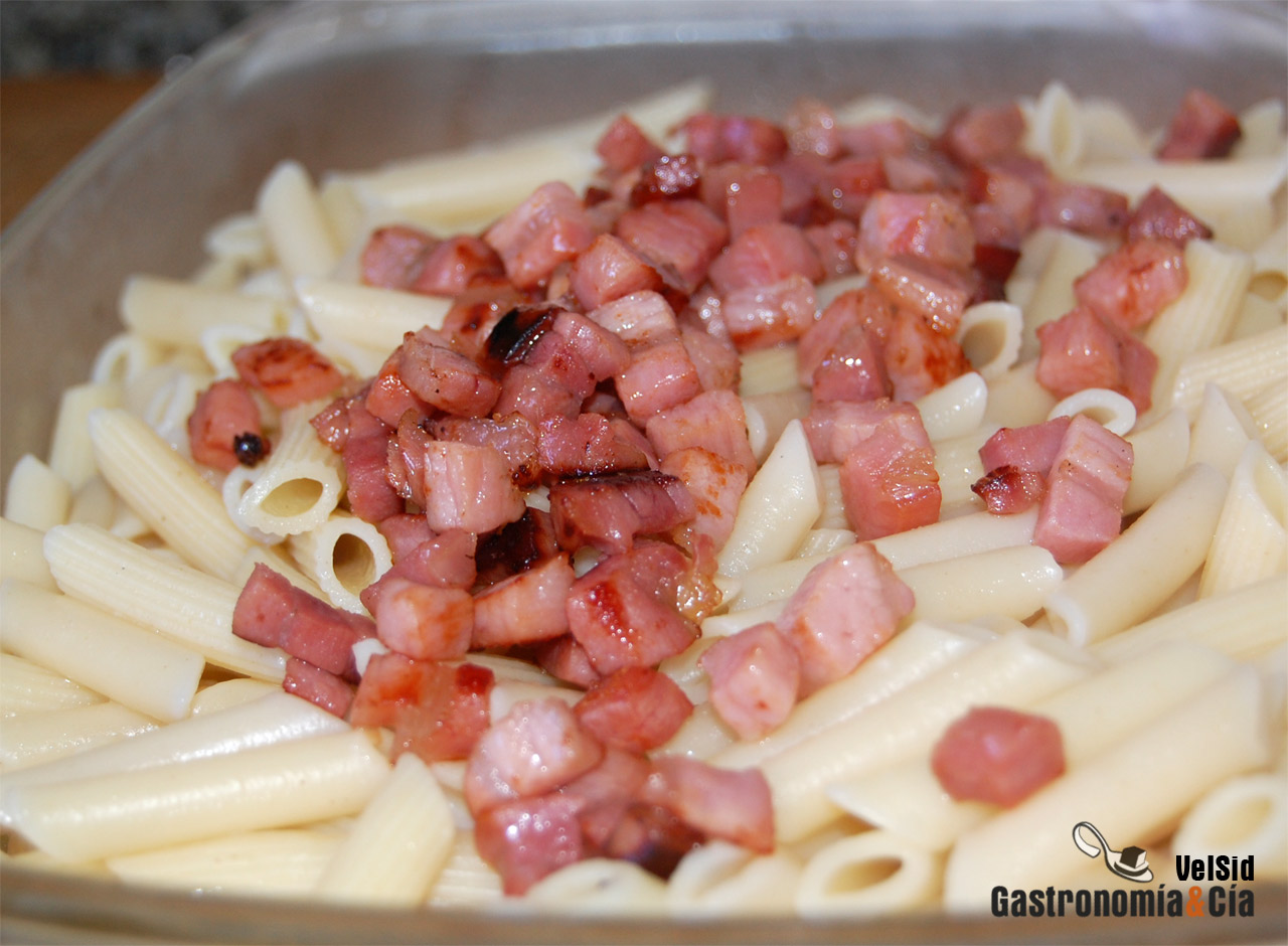 Macarrones con huevo, leche y panceta