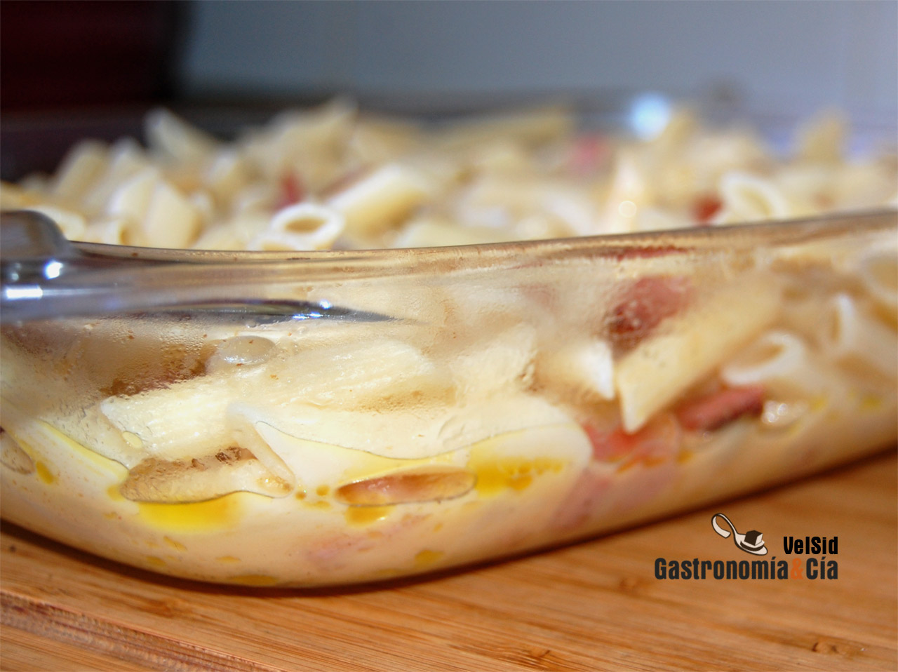 Macarrones con huevo, leche y panceta