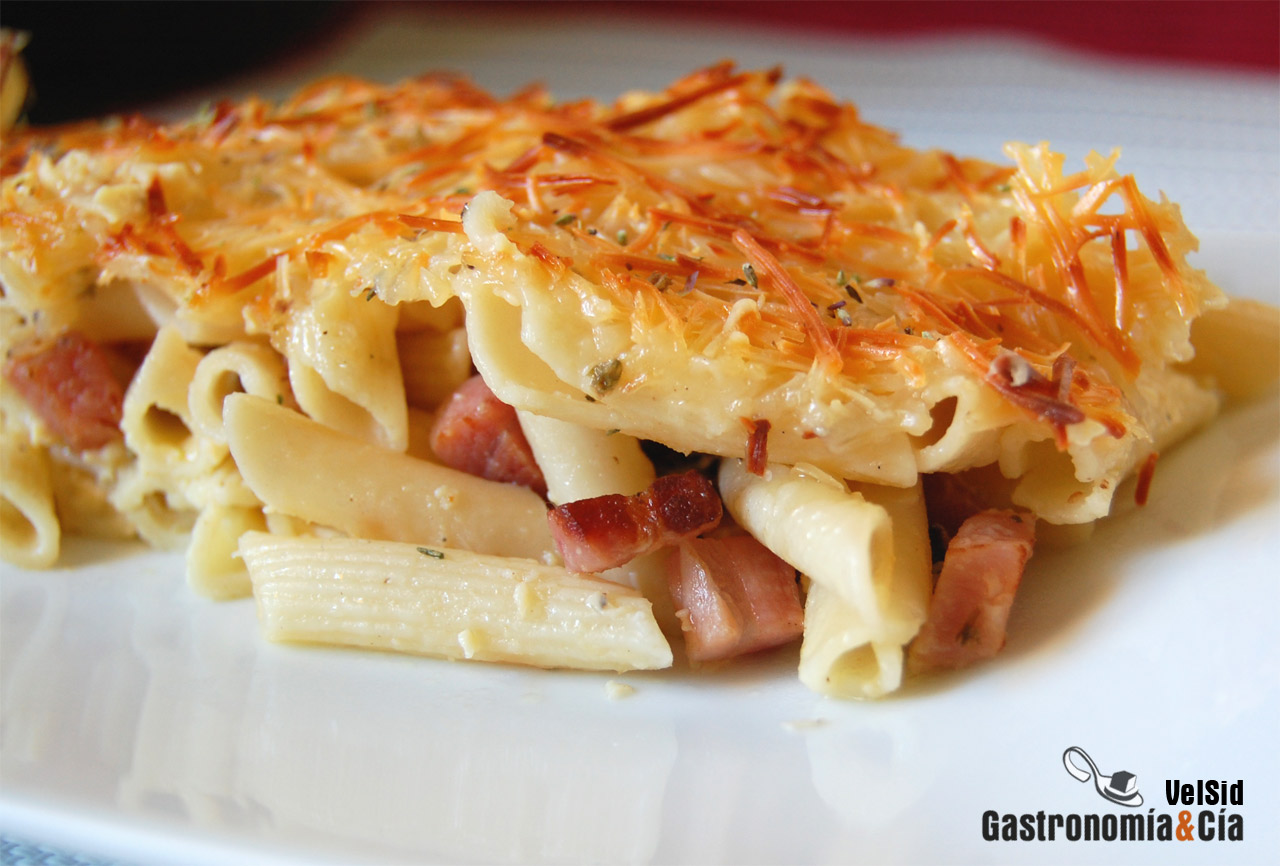 Macarrones con huevo, leche y panceta