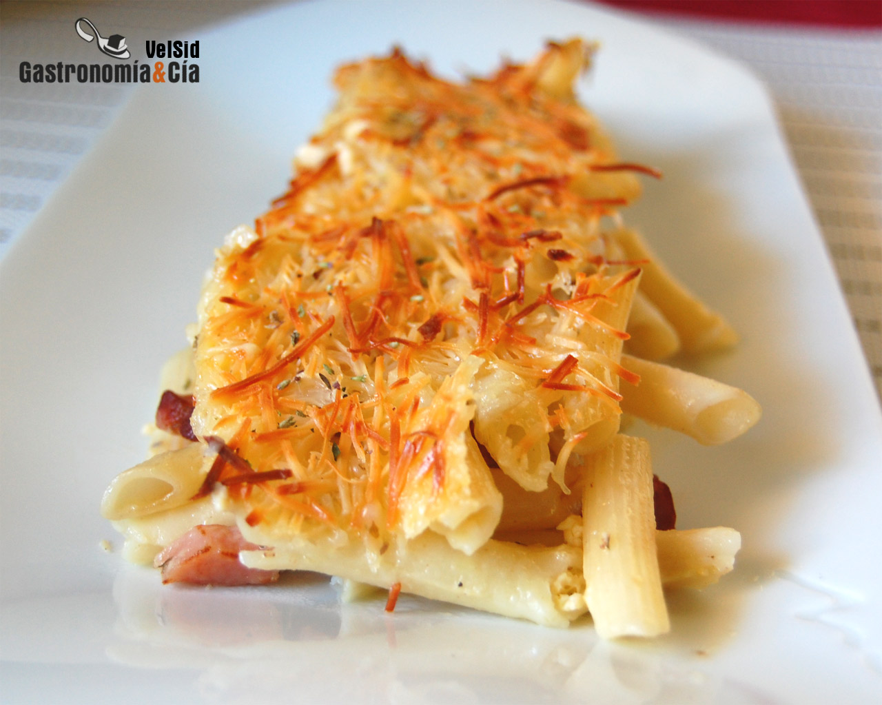 Macarrones con huevo, leche y panceta