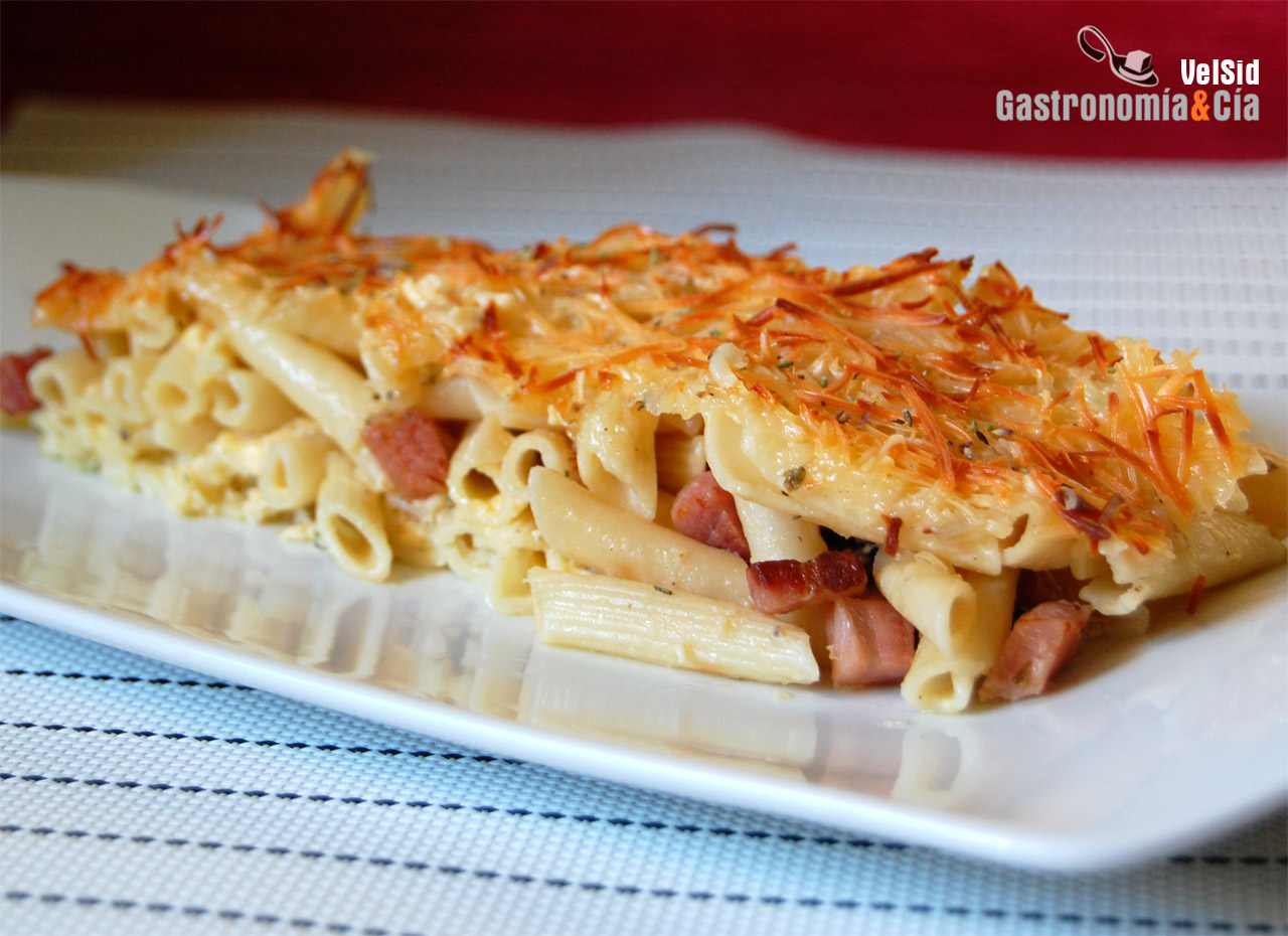 Macarrones con huevo, leche y panceta