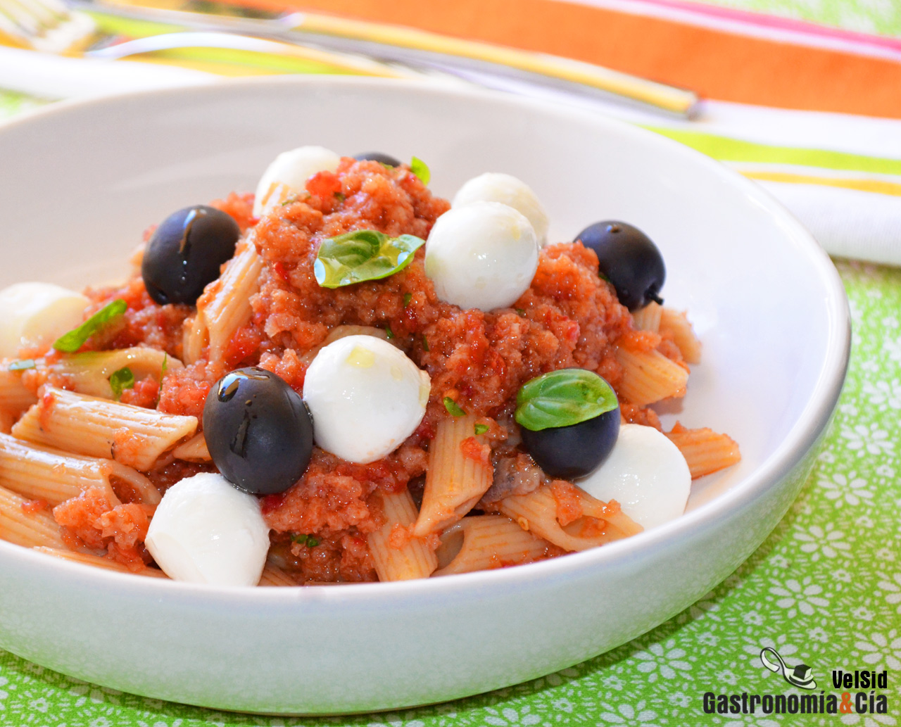 Macarrones integrales con vinagreta de tomate y anchoas