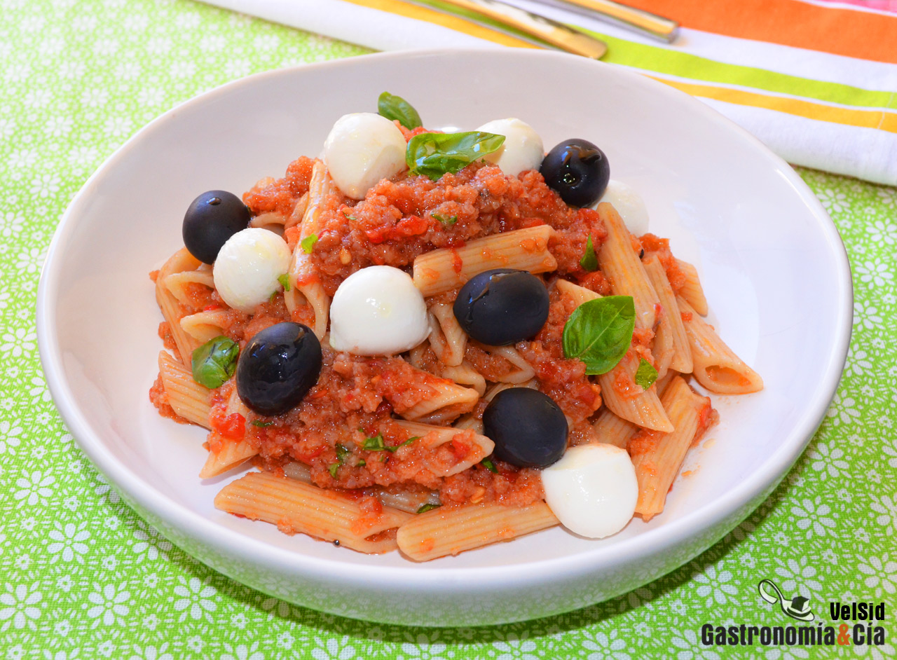 Macarrones integrales con vinagreta de tomate y anchoas