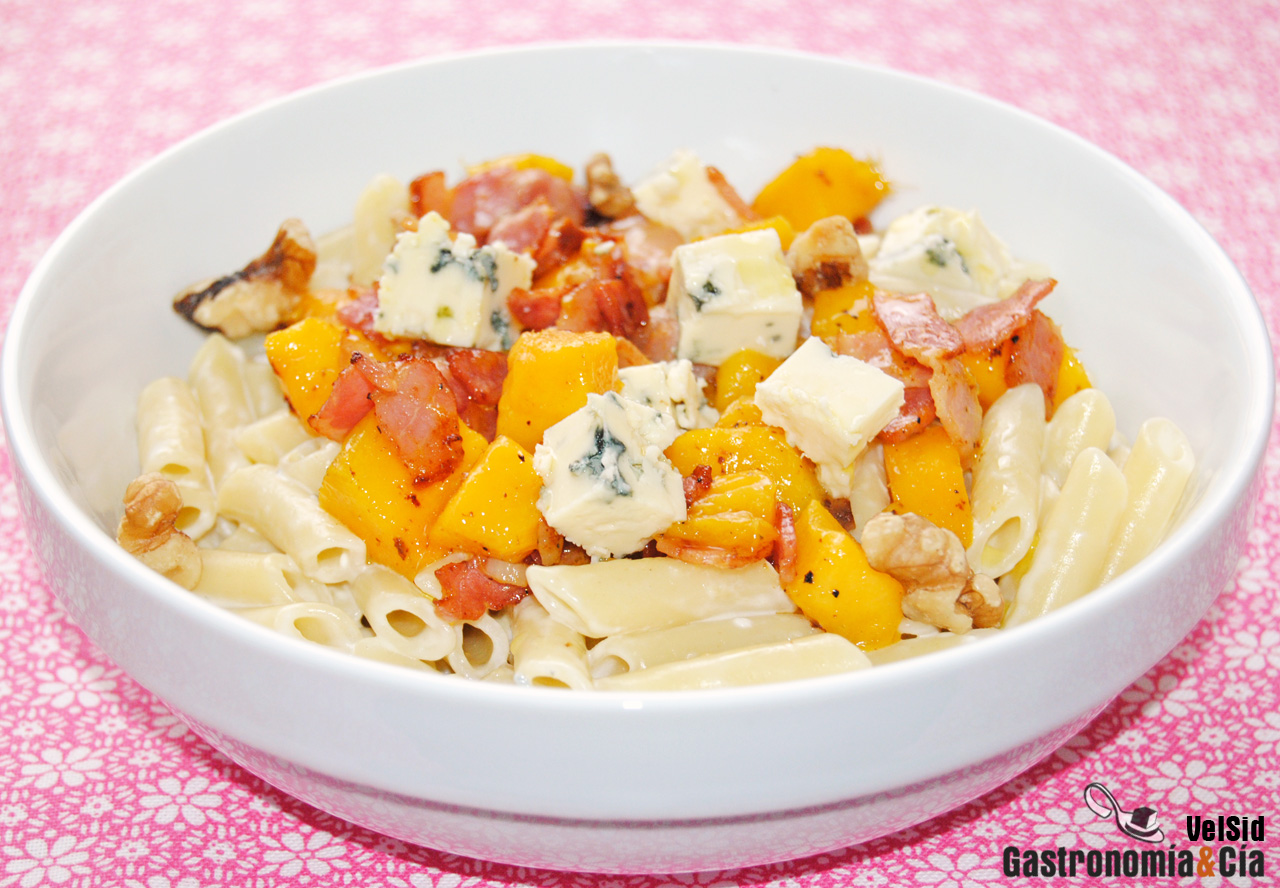 Macarrones con bacon, mango y queso azul