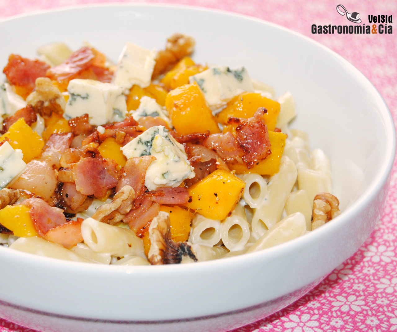 Macarrones con bacon, mango y queso azul