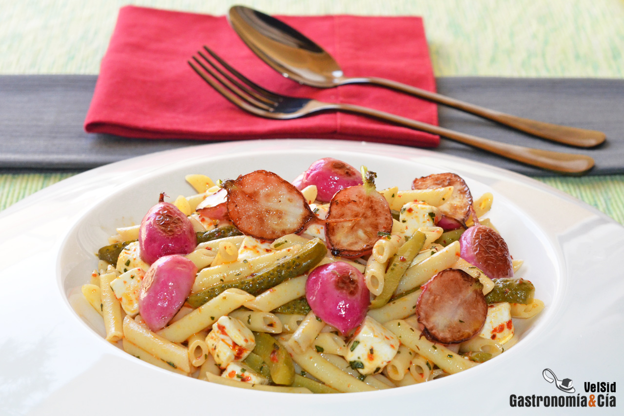 Macarrones con queso feta, rabanitos a la parrilla y vi