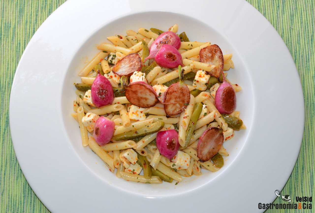 Macarrones con queso feta, rabanitos a la parrilla y vi