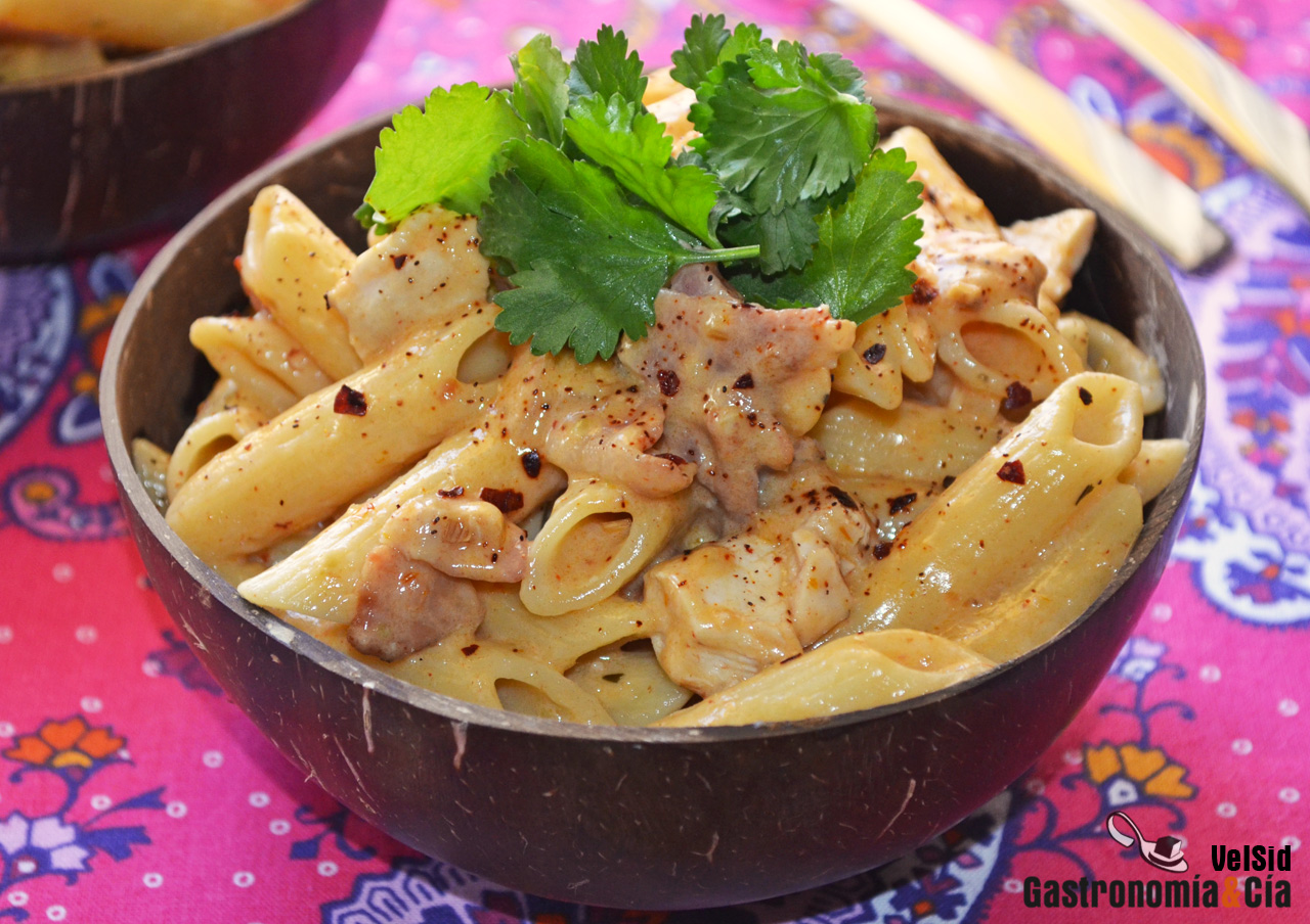 Macarrones con salsa cremosa de pollo, panceta y coco