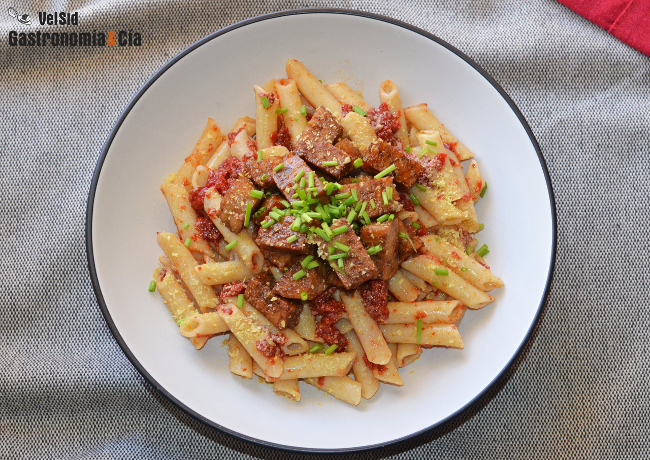 Macarrones con pimientos del piquillo y tempeh marinado