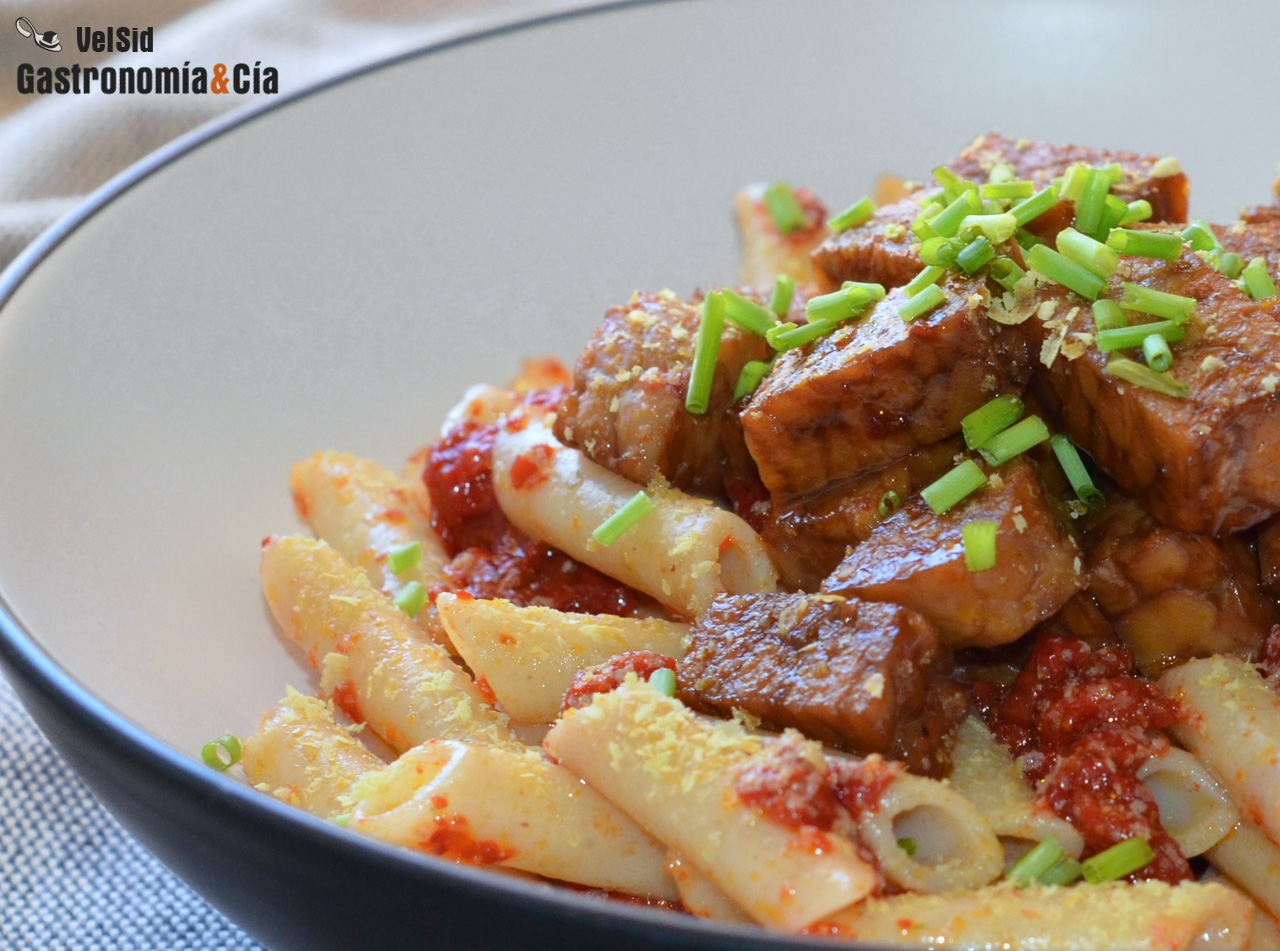 Macarrones con pimientos del piquillo y tempeh marinado