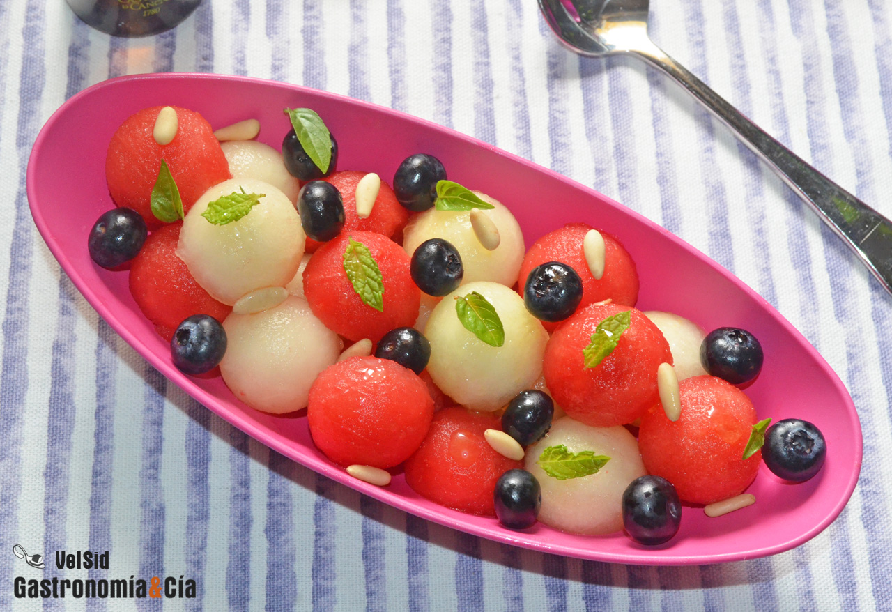 Macedonia de sandía, melón y arándanos con hierbabuena