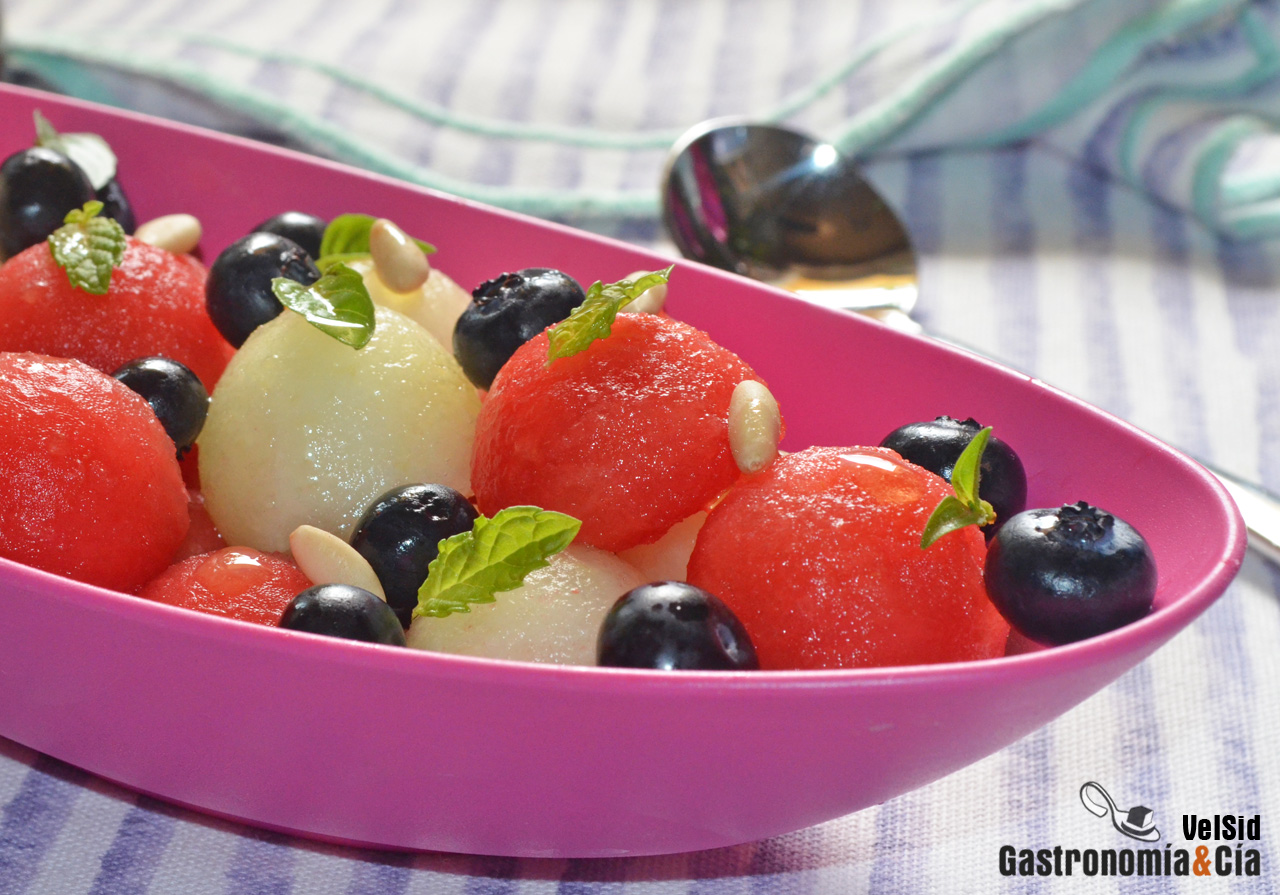 Macedonia de sandía, melón y arándanos con hierbabuena