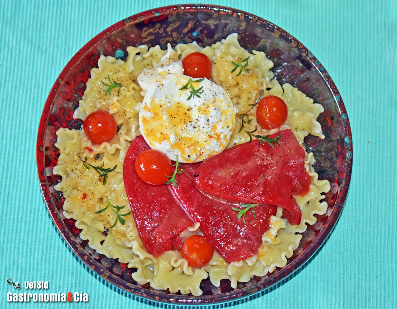 Pasta mafalda con piquillo confitado y mozzarella