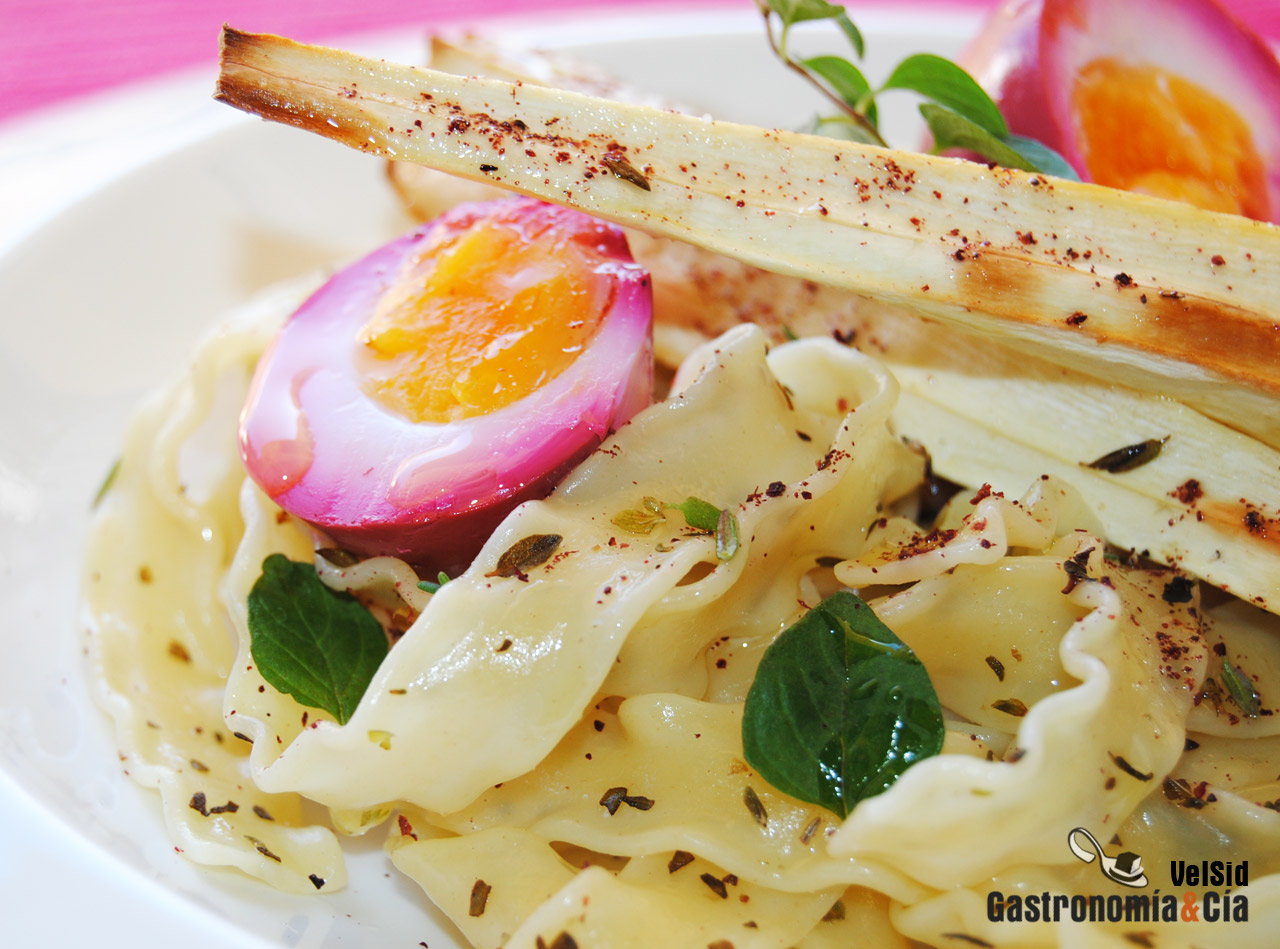 Mafaldine con chirivía asada y huevo púrpura