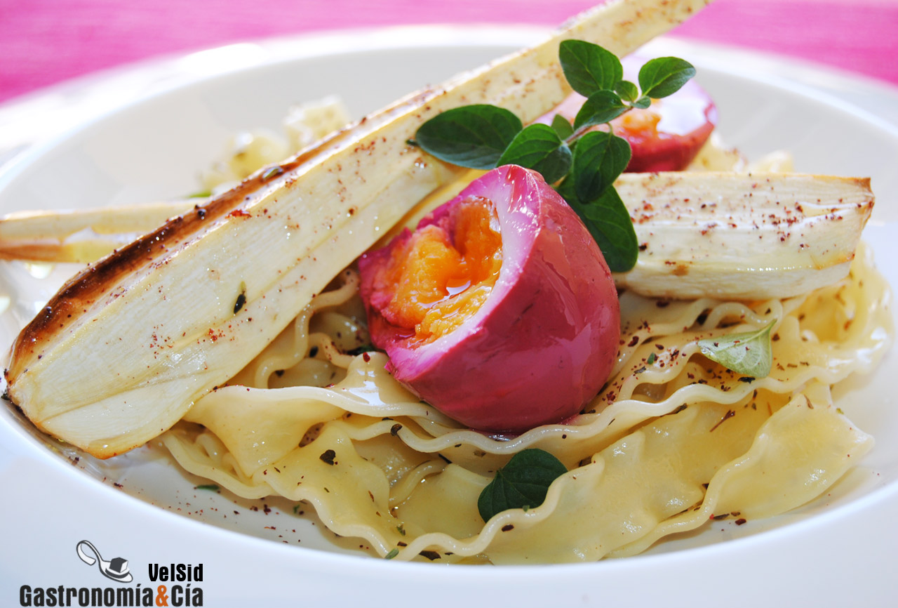 Mafaldine con chirivía asada y huevo púrpura