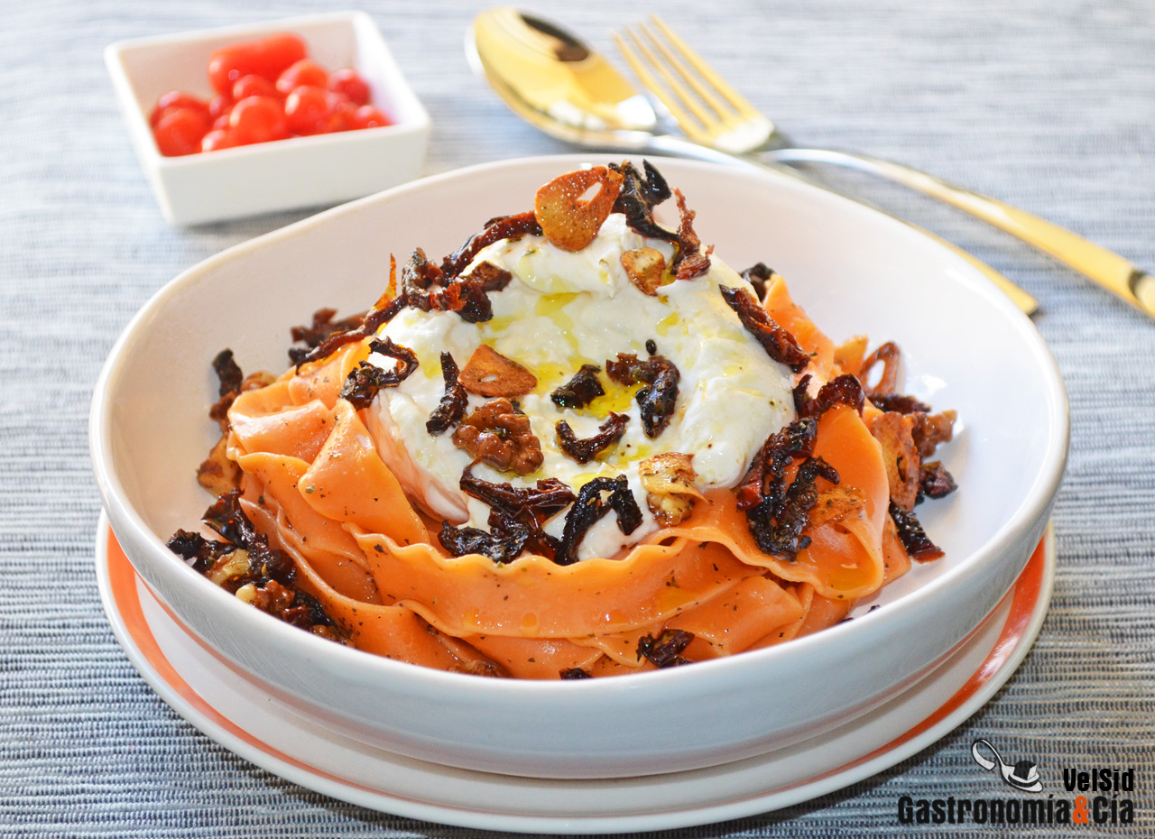Mafaldine de tomate con burrata y nueces