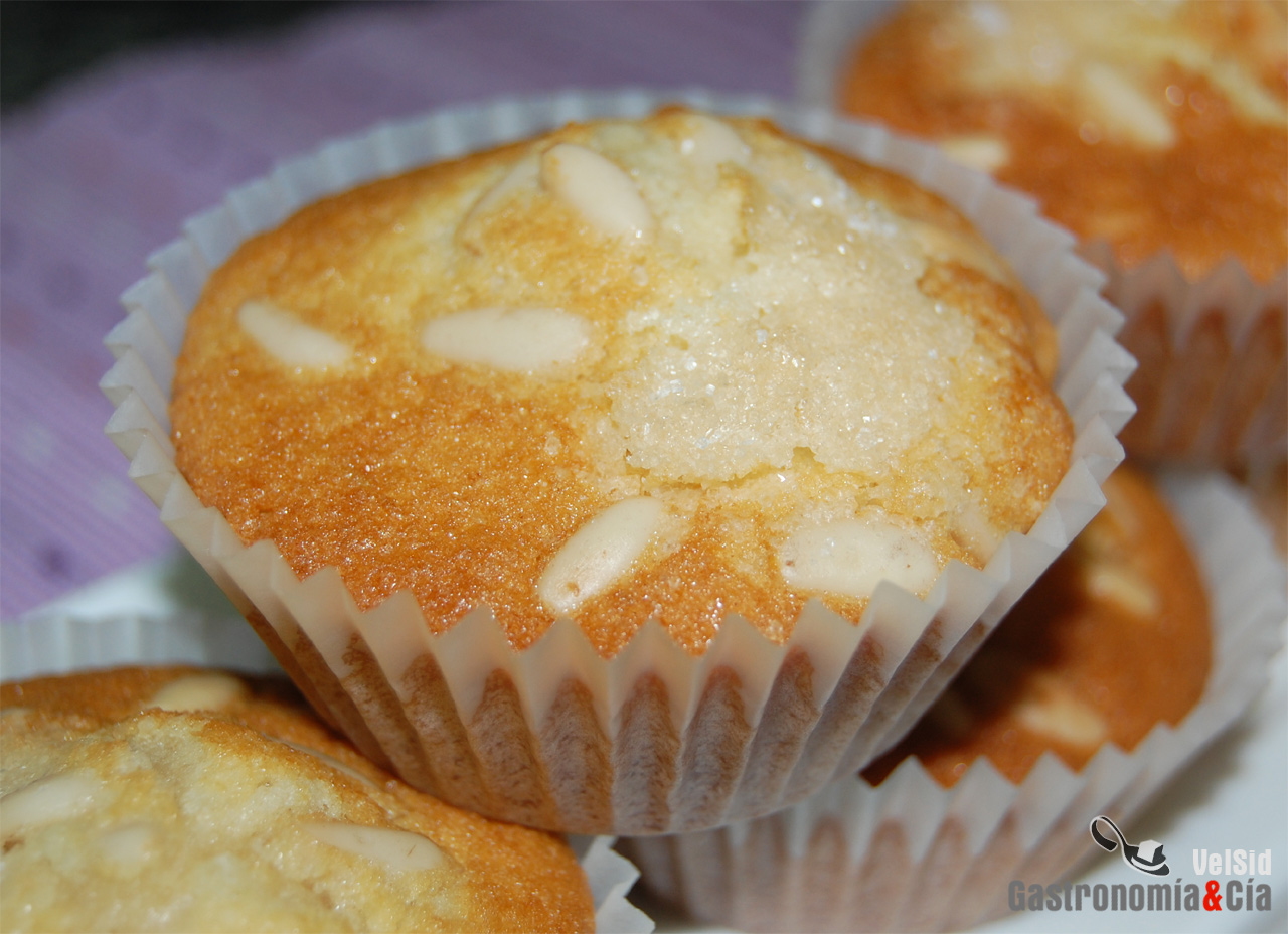 Magdalenas con piñones