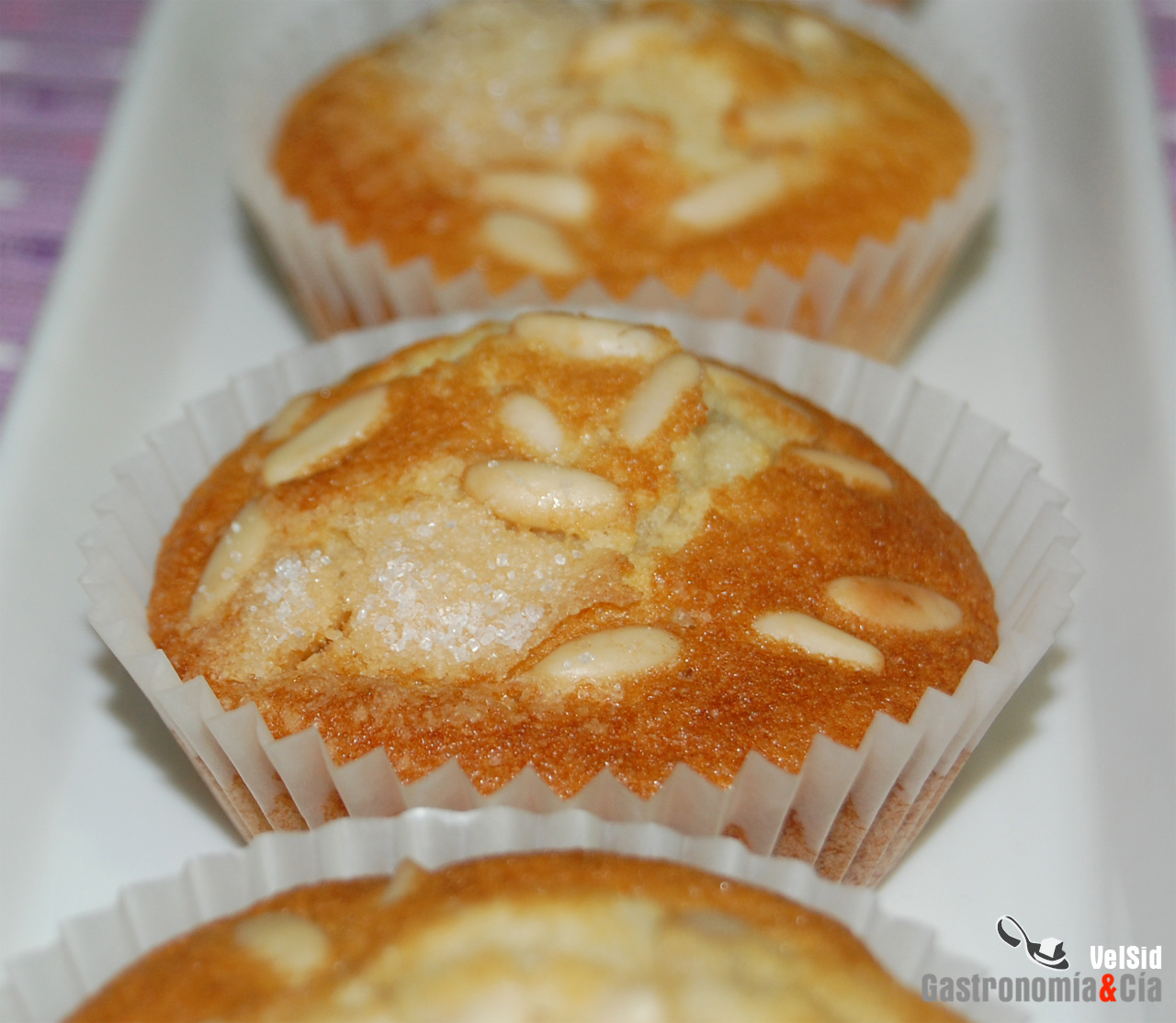 Magdalenas con piñones