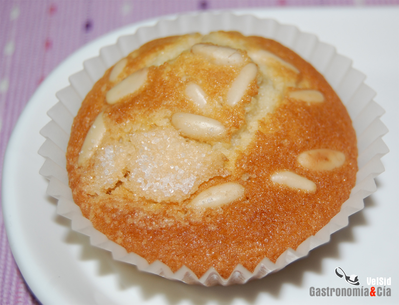 Magdalenas con piñones