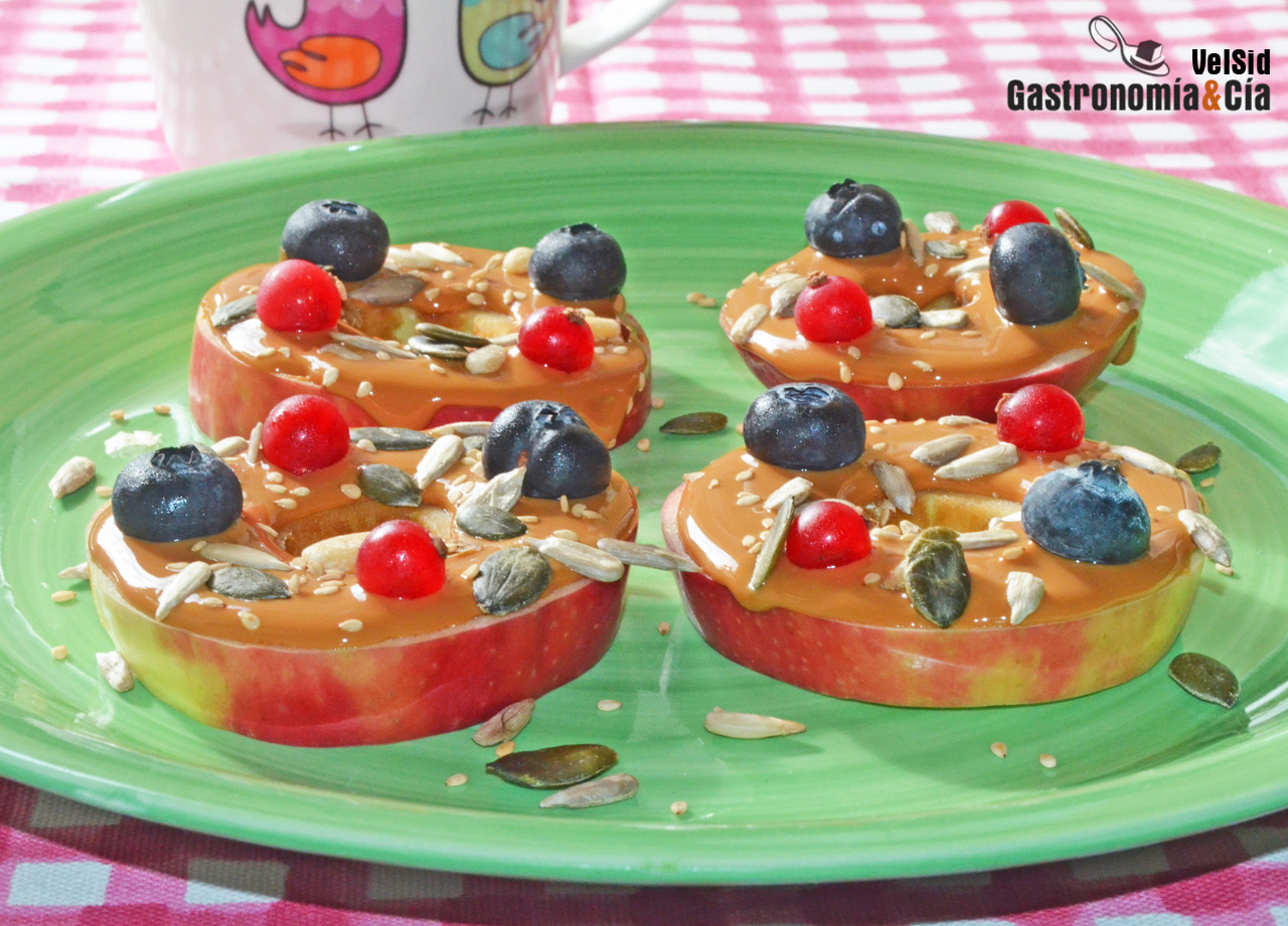 Manzana con crema de cacahuete y semillas