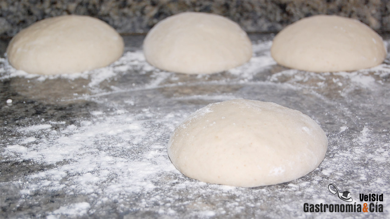 Masa de pizza con sémola y masa madre líquida