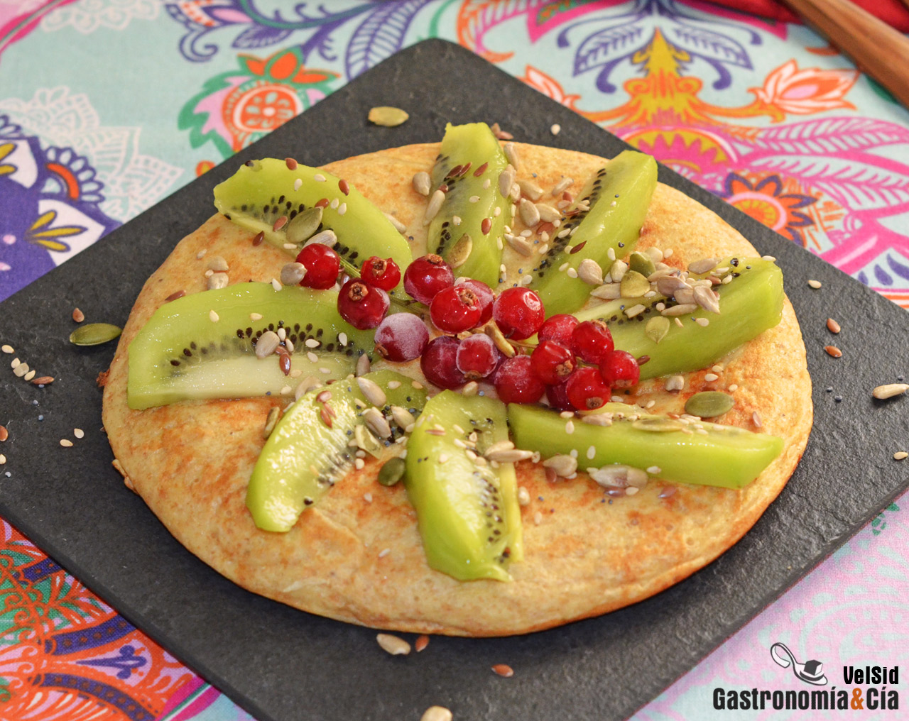 Maxi tortita de espelta y plátano con kiwi y semillas