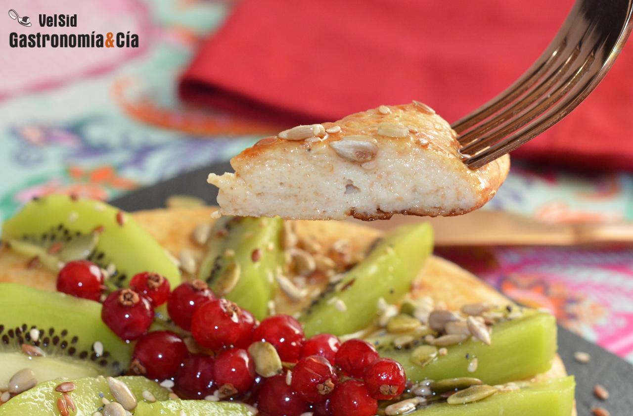 Maxi tortita de espelta y plátano con kiwi y semillas