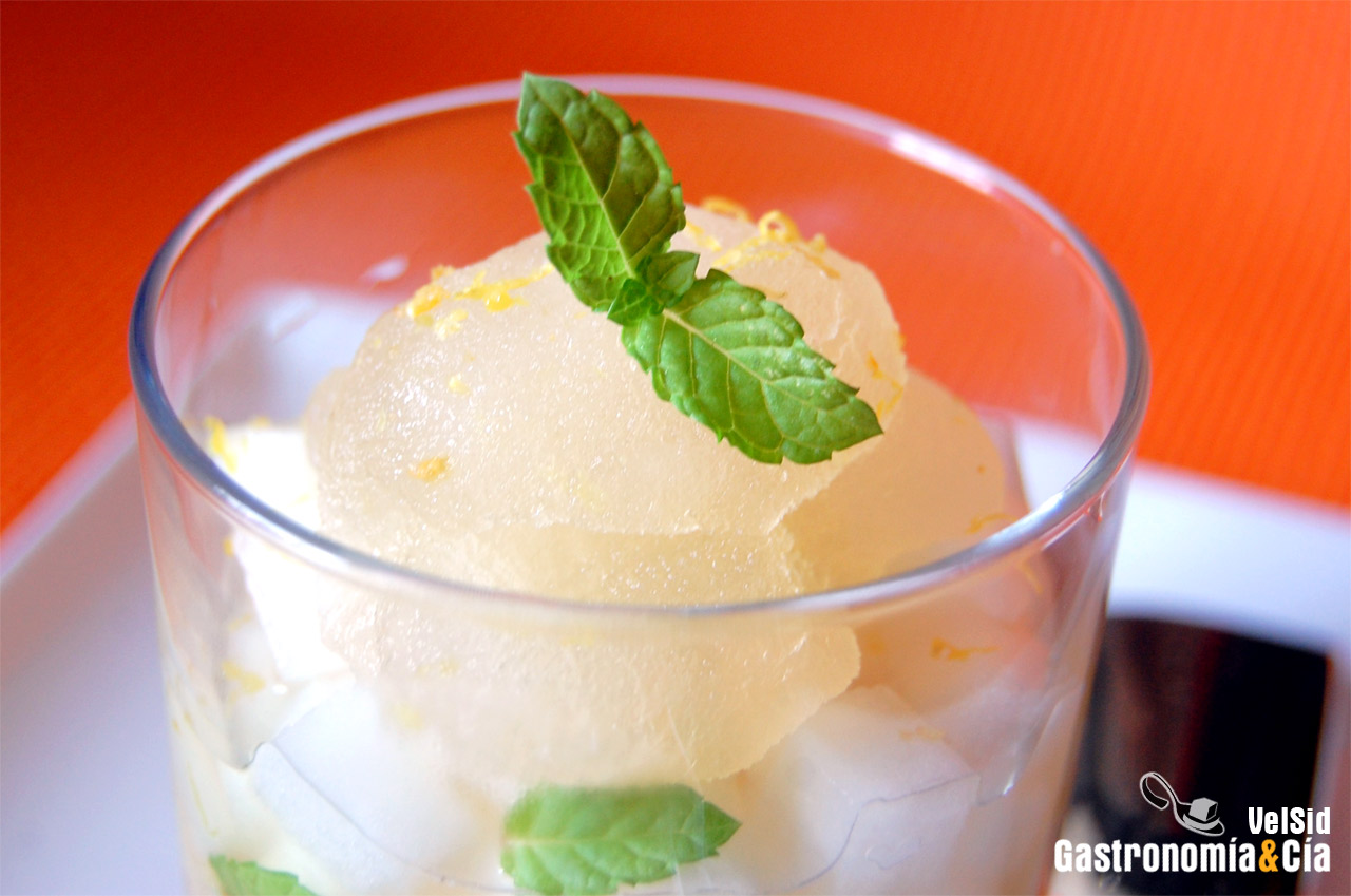 Melón con bizcocho al ron