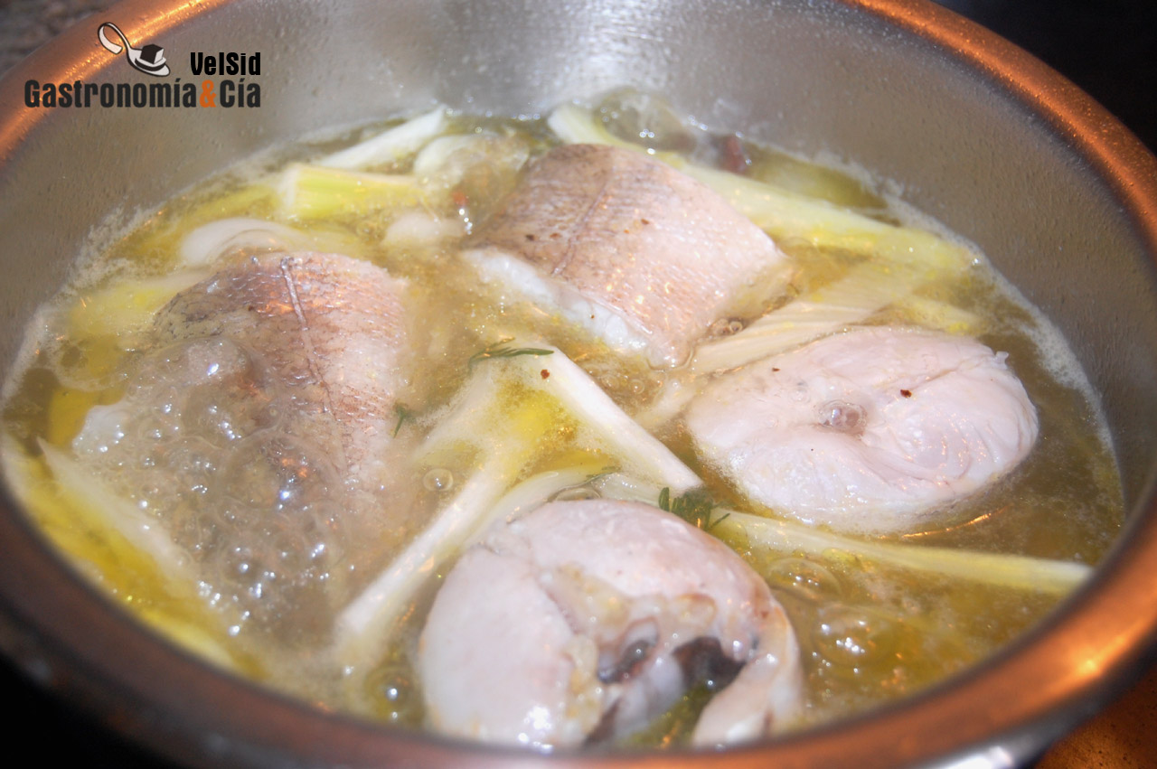 Merluza en escabeche con pimientos asados