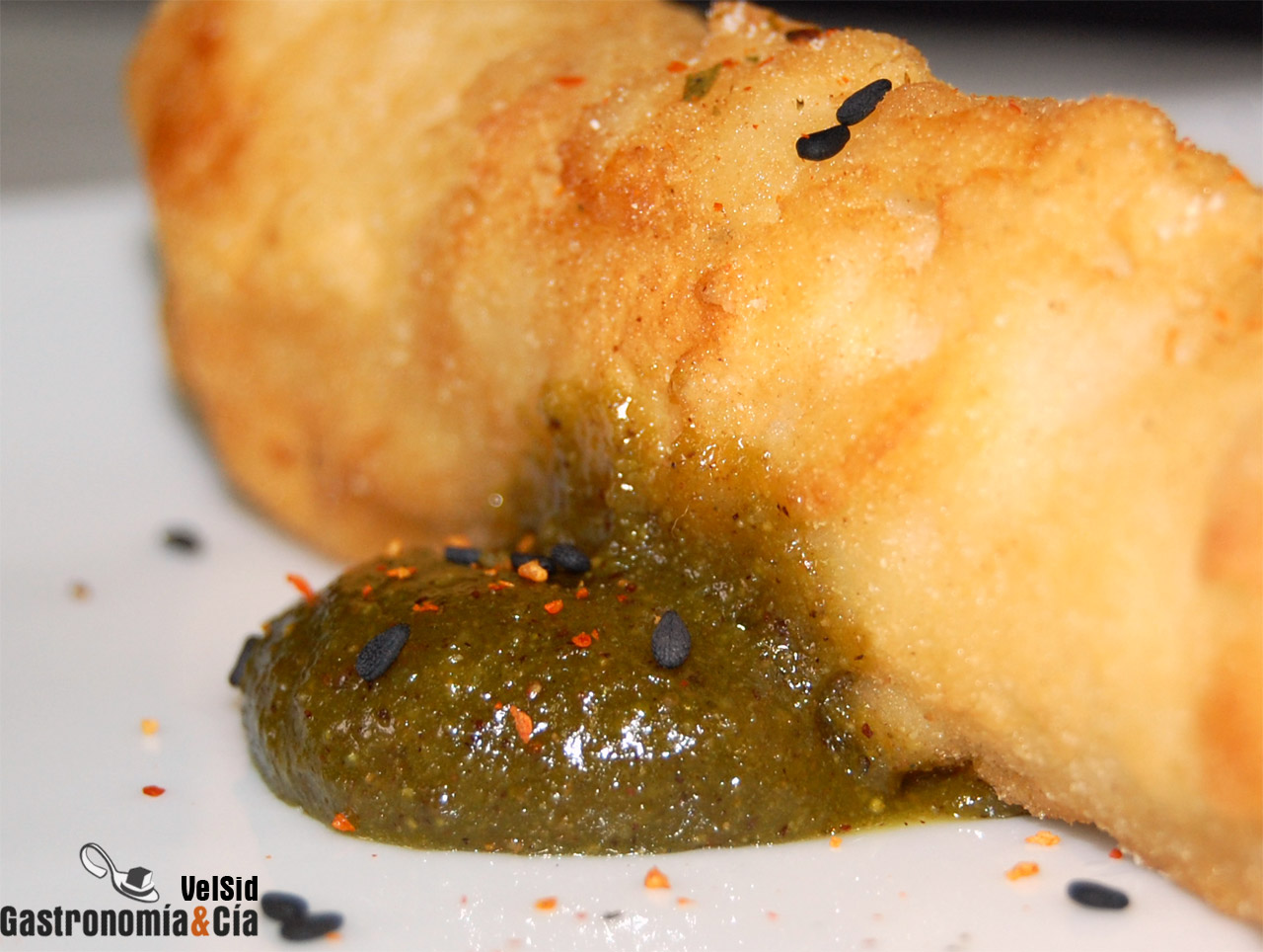 Merluza rebozada con praliné de pistachos