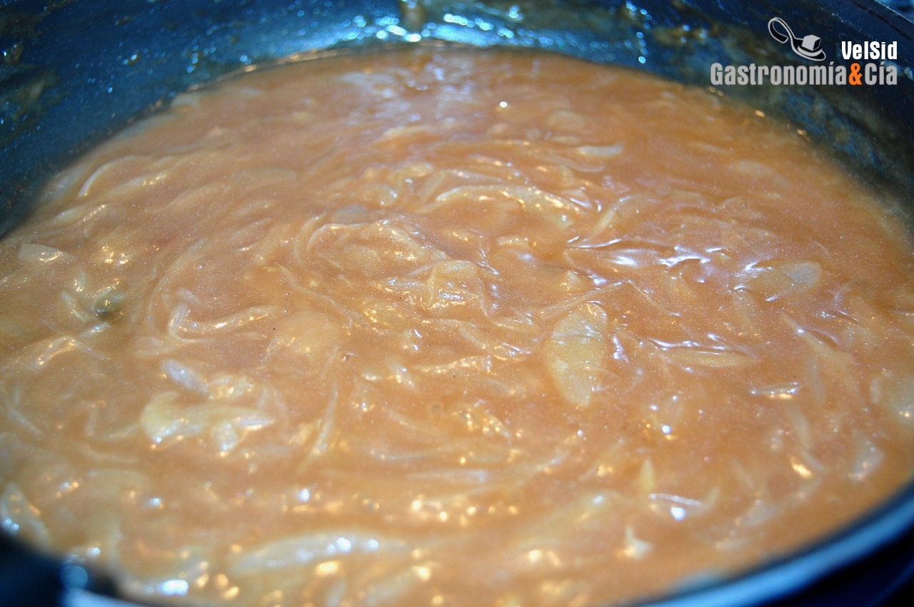 Merluza con salsa de cebolla y puré de coliflor