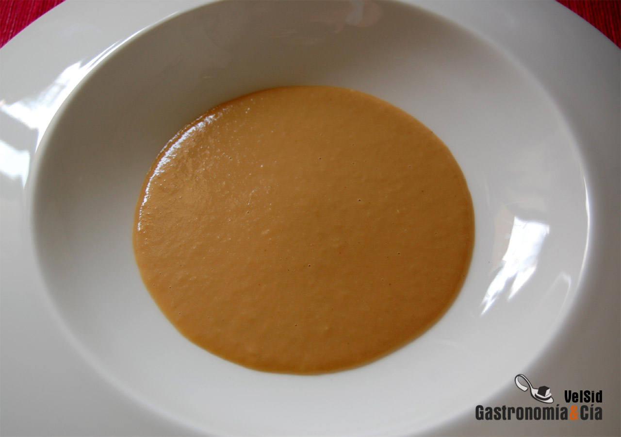 Merluza con salsa de cebolla y puré de coliflor