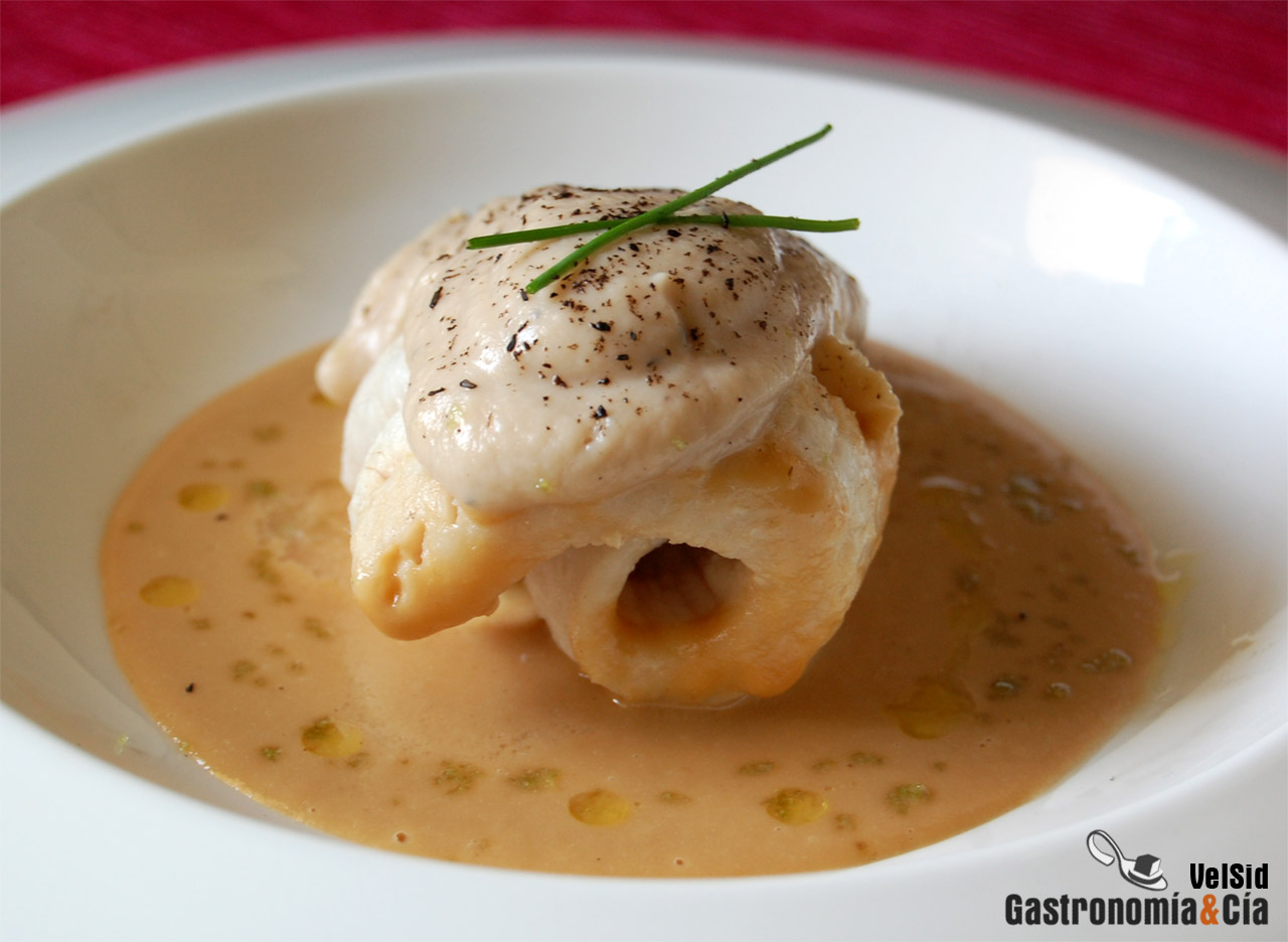 Merluza con salsa de cebolla y puré de coliflor