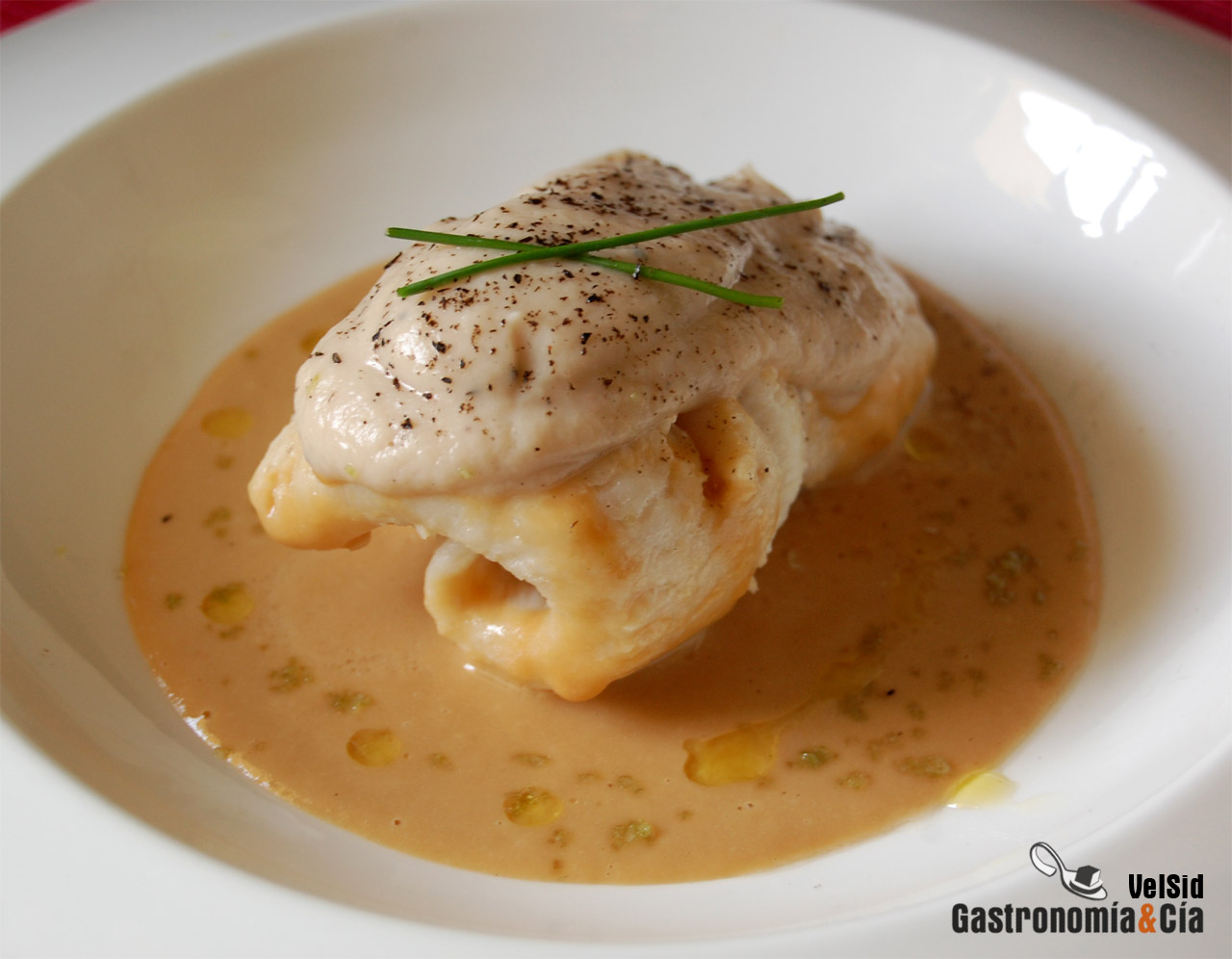 Merluza con salsa de cebolla y puré de coliflor