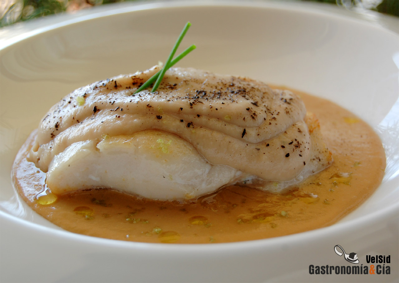 Merluza con salsa de cebolla y puré de coliflor