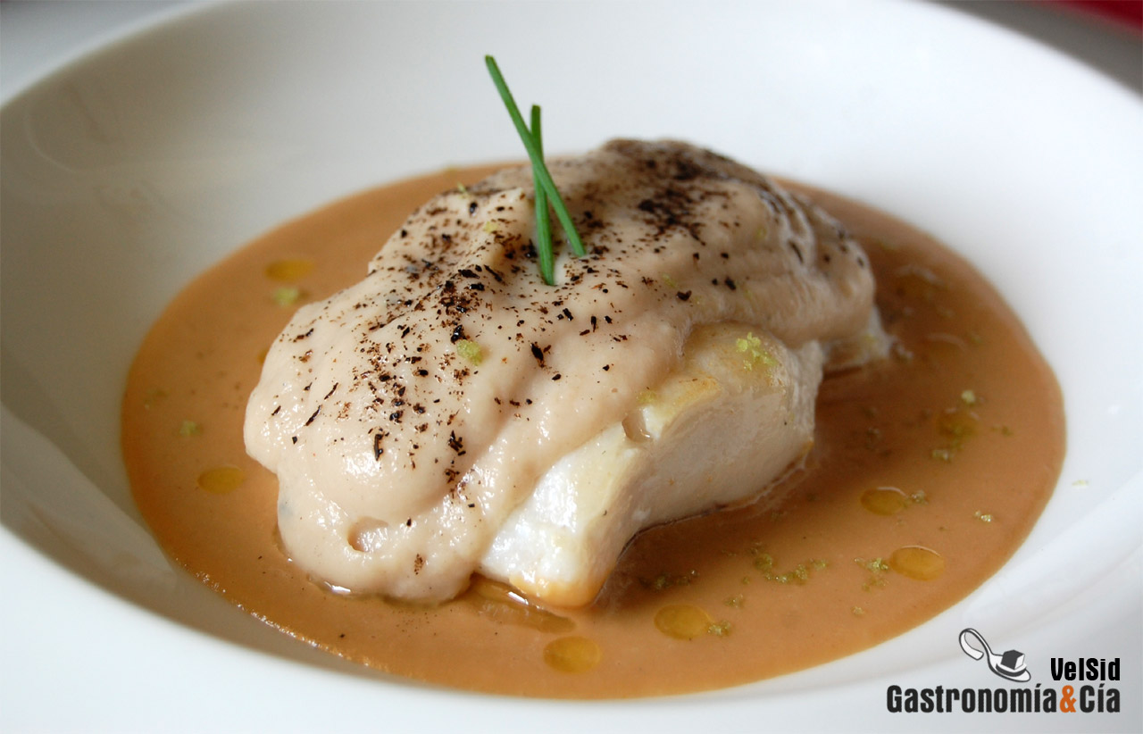 Merluza con salsa de cebolla y puré de coliflor