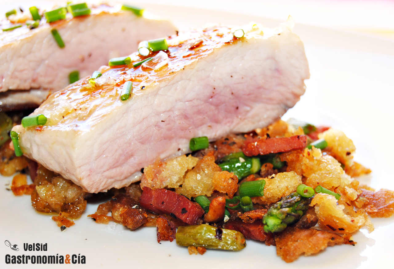 Receta de migas con jamón, espárragos y secreto a la pa