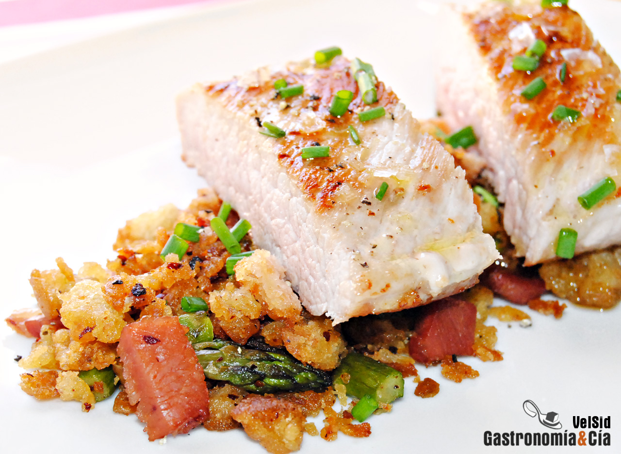 Receta de migas con jamón, espárragos y secreto a la pa