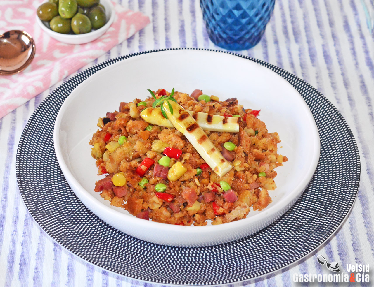 Migas de pan con espárragos blancos, guisantes y jamón