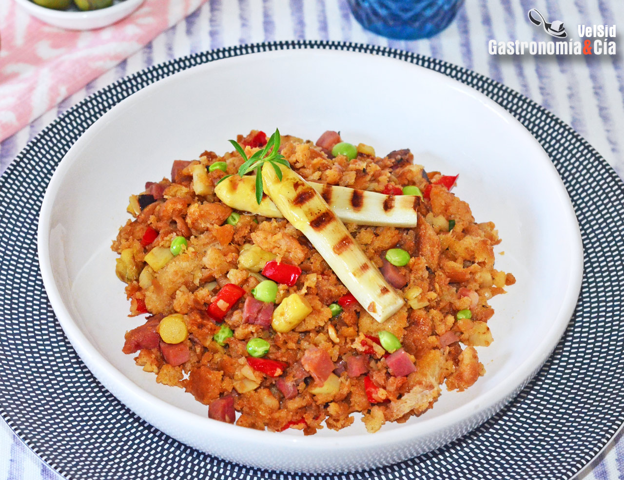 Migas de pan con espárragos blancos, guisantes y jamón