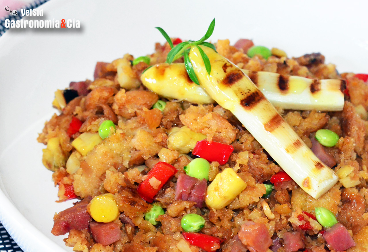 Migas de pan con espárragos blancos, guisantes y jamón
