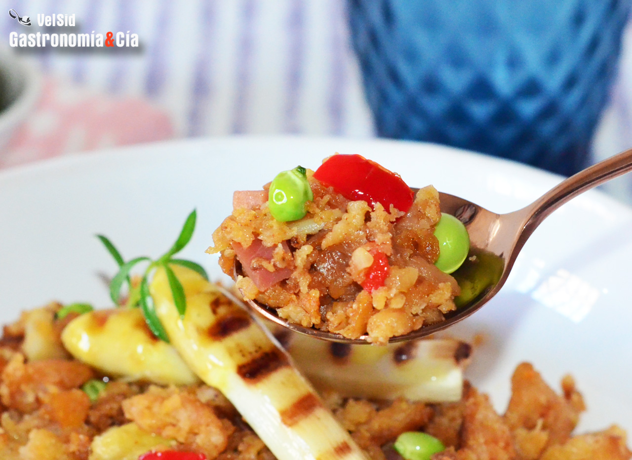 Migas de pan con espárragos blancos, guisantes y jamón