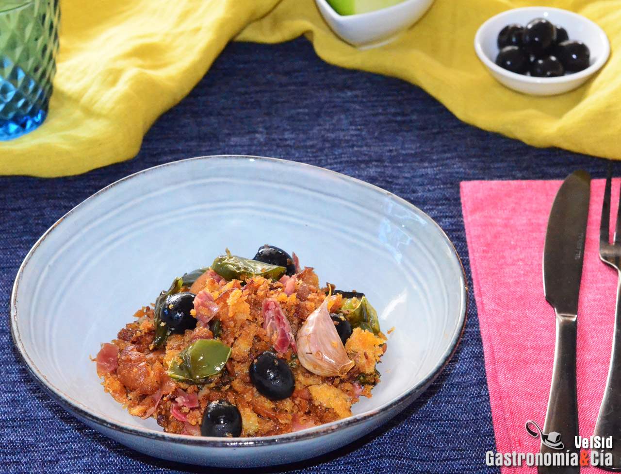 Migas de pan con jamón y aceitunas