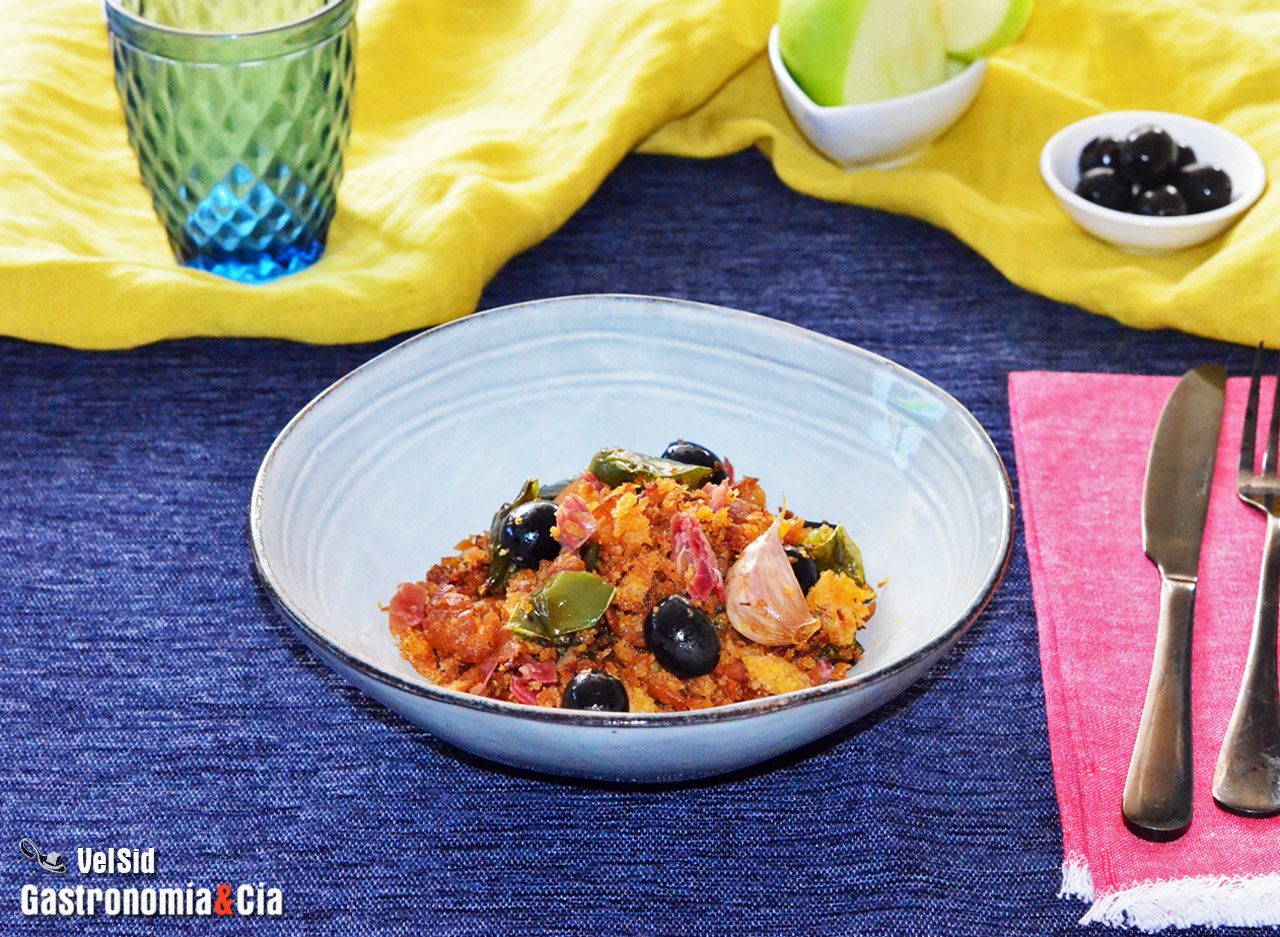 Migas de pan con jamón y aceitunas