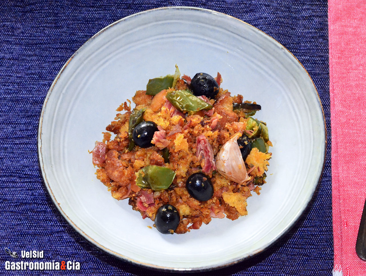 Migas de pan con jamón y aceitunas