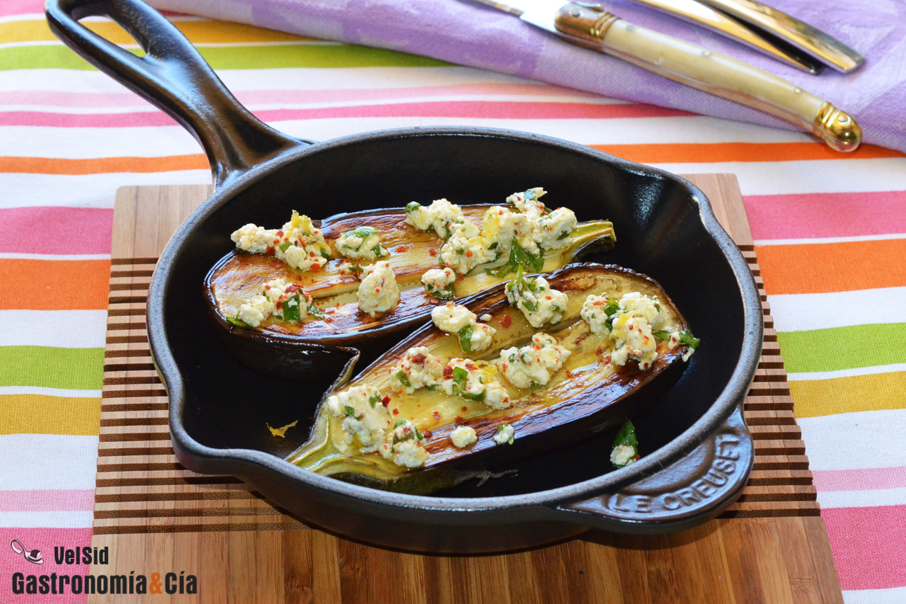 Mini berenjenas con aliño de feta y limón