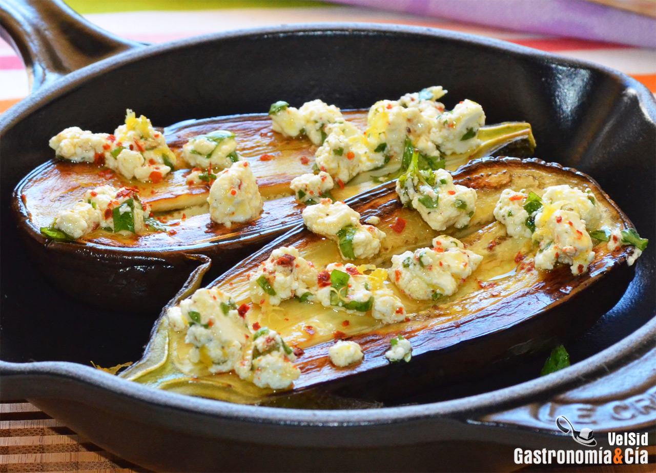 Mini berenjenas con aliño de feta y limón