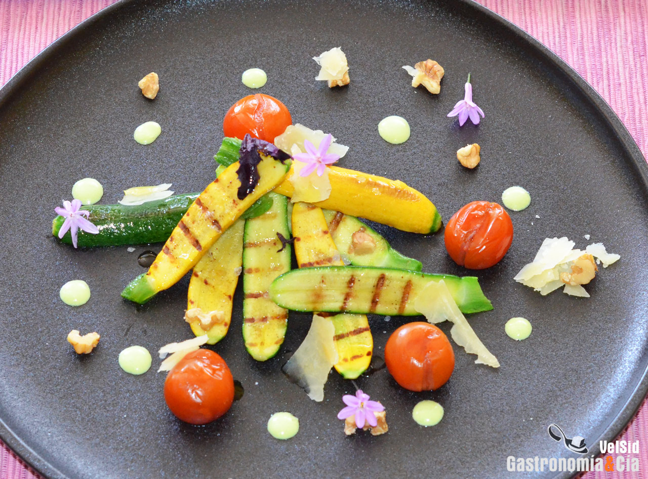 Mini calabacines a la parrilla con nueces y queso ahuma